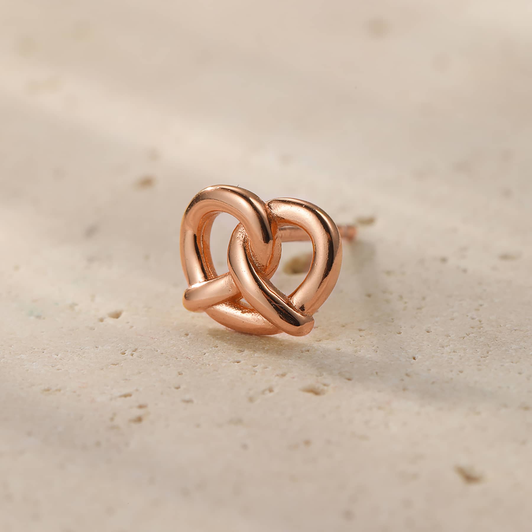 Pendiente de Botón Pretzel Plata de Ley 925